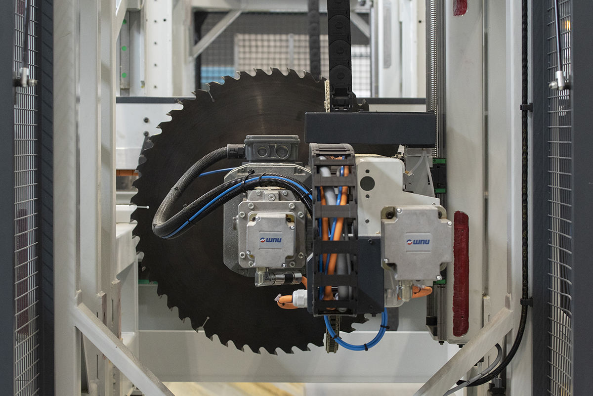 Brushless servo-motors for blade positioning