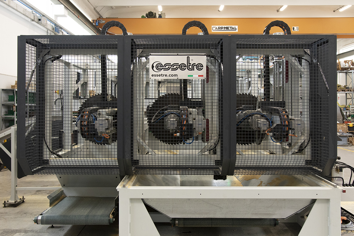 Perimeter fence for each saw blade unit